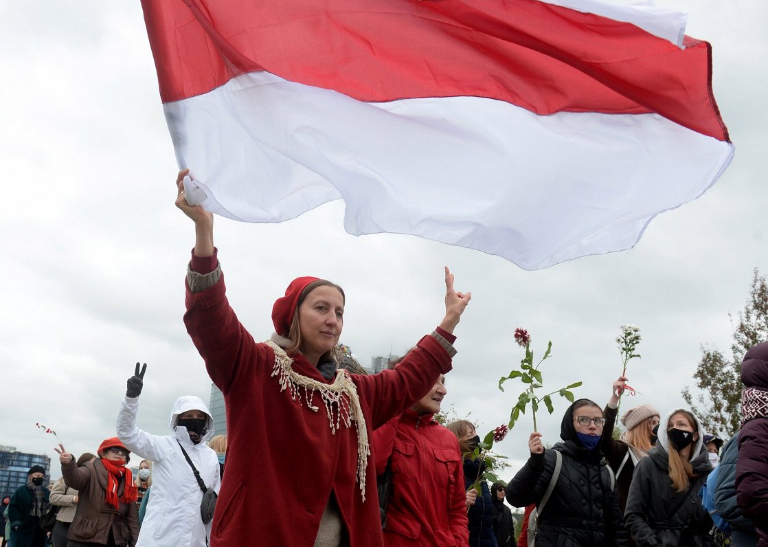 Minskā simtiem dodas sieviešu gājienā (17.10.2020)
