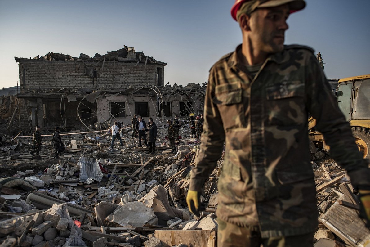 Azerbaidžānas karavīri meklē izdzīvojušos Gendžes sprādzienā (17.10.2020)