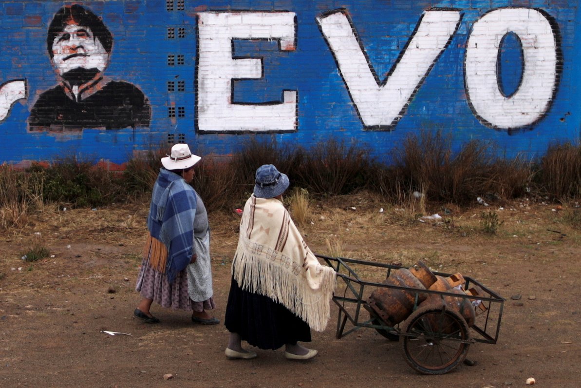 Sievietes pie bijušā prezidenta Evo Moralesa grafiti pirms vēlēšanām (17.10.2020)