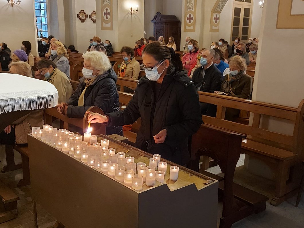 Cilvēki Rīgas Sv. Marijas Magdalēnas baznīcā (18.10.2020)