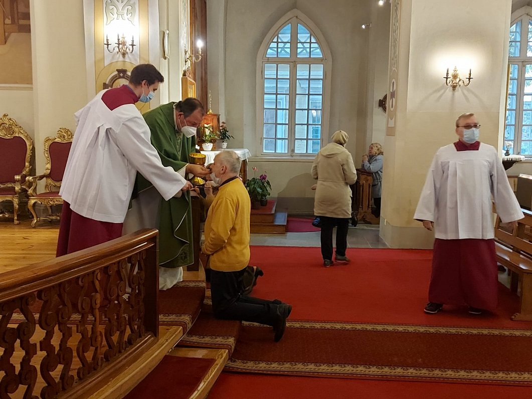 Cilvēki Rīgas Sv. Marijas Magdalēnas baznīcā (18.10.2020)
