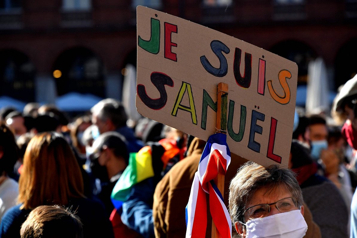Francijas iedzīvotāji Tulūzā piedalās solidaritātes gājienos pēc galvas nogriešanas skolotājam (18.1...