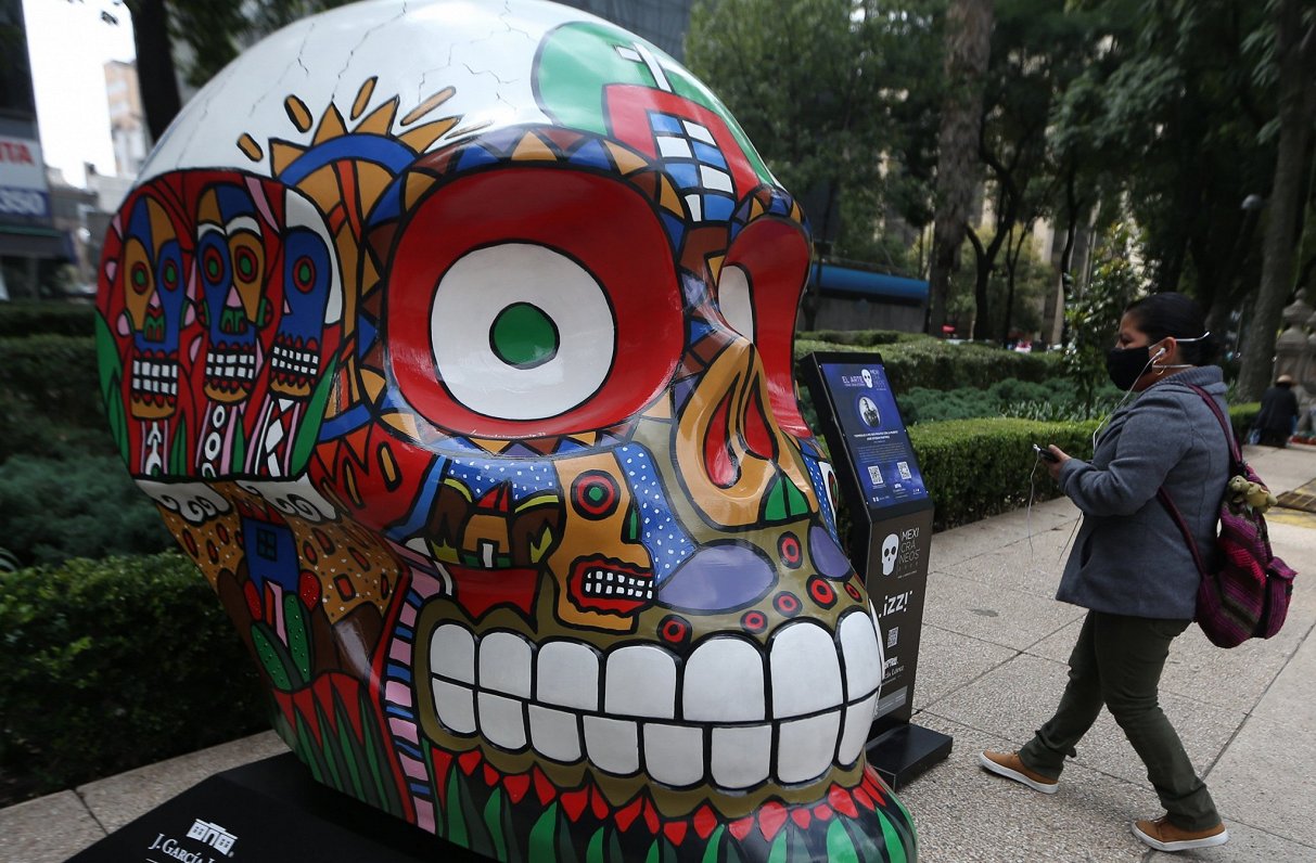 Galvaskausu skulptūru izstāde Mehiko