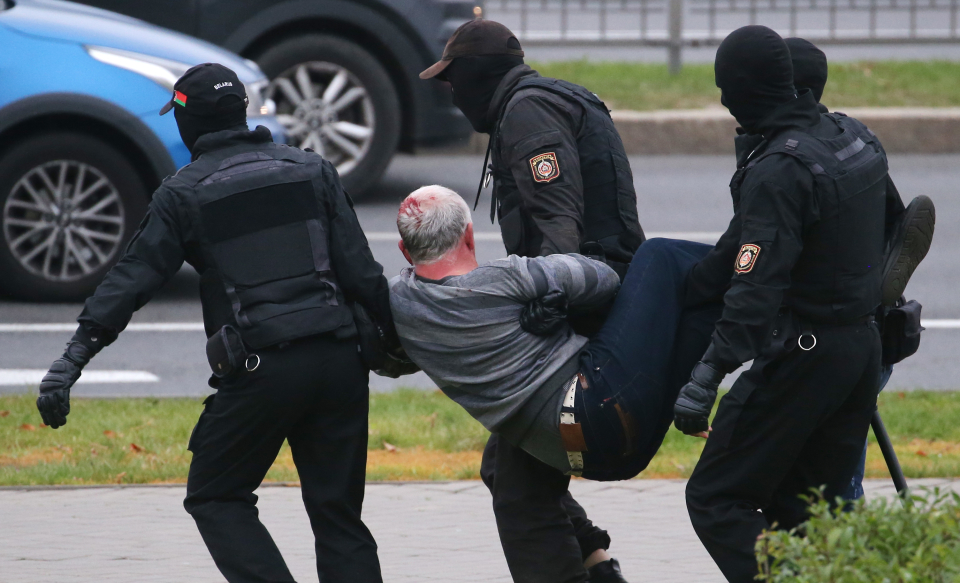 Protestētāja aizturēšana Minskā. 2020. gada oktobris.