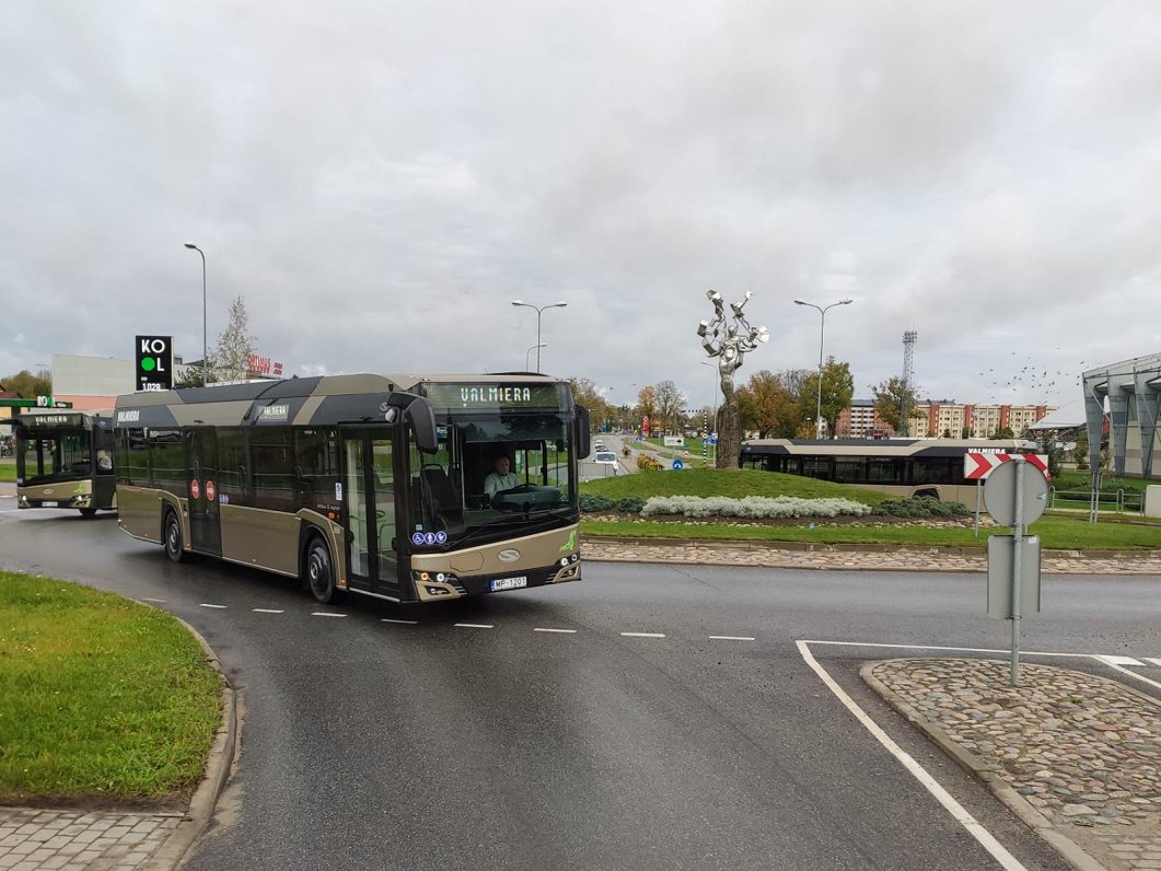 Valmieras sabiedriskā transporta autobusi ar hibrīddzinēju. 2020. gada 21. oktobris.