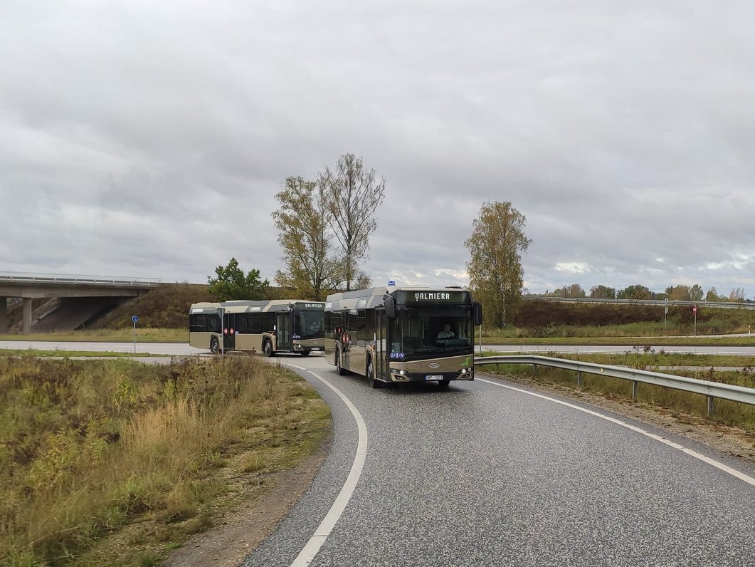 Valmieras sabiedriskā transporta autobusi ar hibrīddzinēju. 2020. gada 21. oktobris.