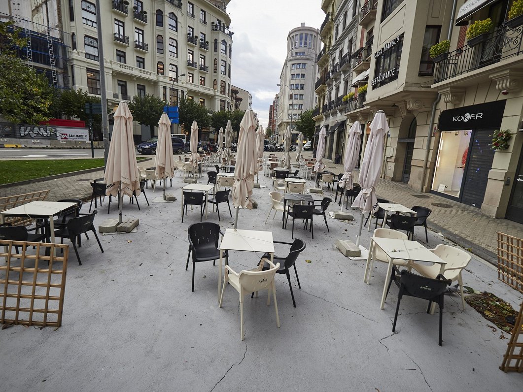 Karantīnas ierobežojumu dēļ slēgta kafejnīcas āra terase Spānijā. 2020. gada 22. oktobris,