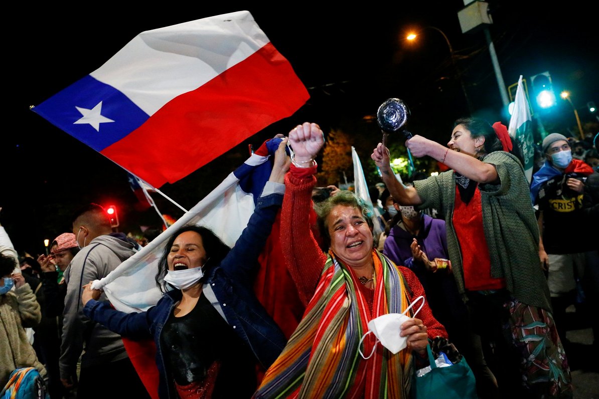 Čīles iedzīvotāji ar sajūsmu sagaida konstitūcijas referenduma rezultātus. 2020. gada 25. oktobris.