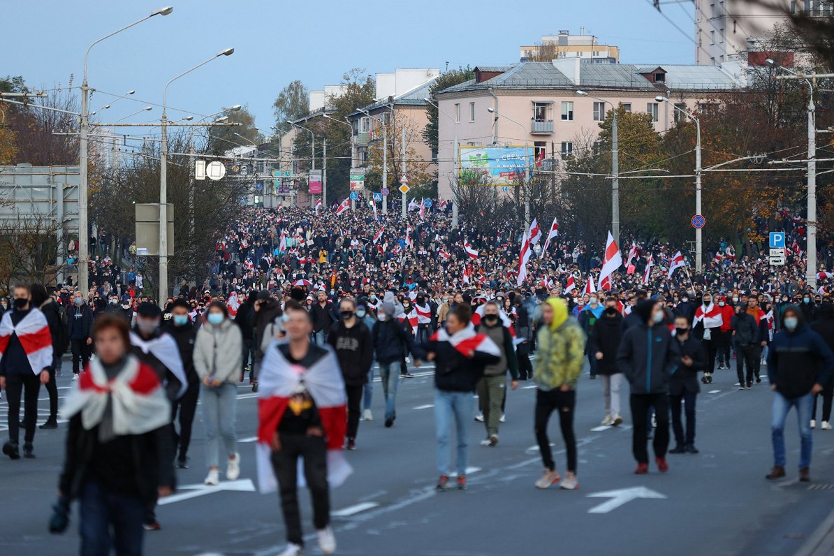 Baltkrievijas opozīcijas atbalstītāju protests Minskā. 2020. gada 25. oktobris.