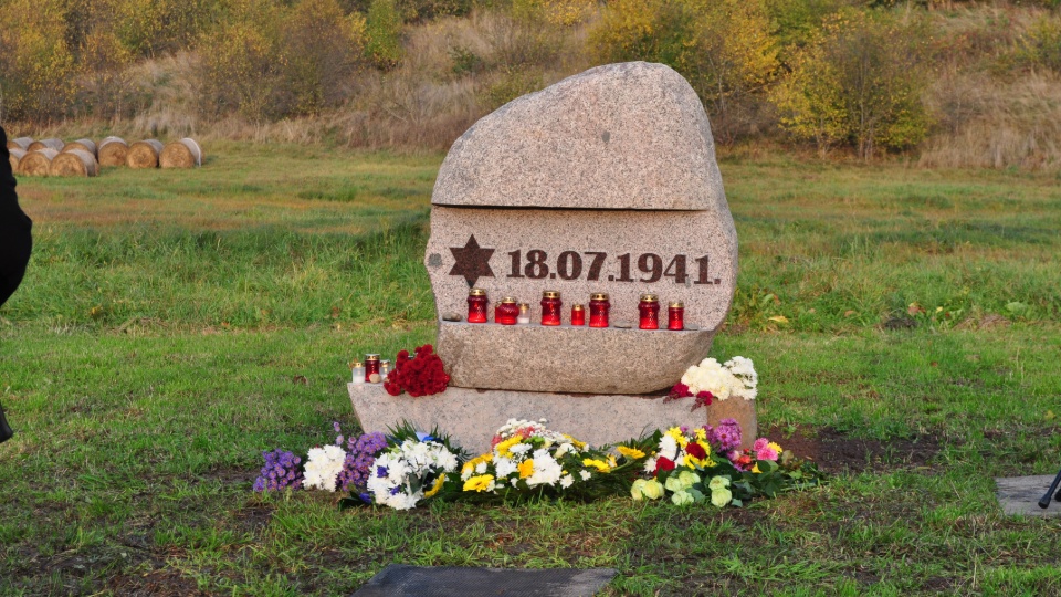 Piemiņas akmens holokausta upuru piemiņai Aknīstē. 2020. gada 25. oktobris.