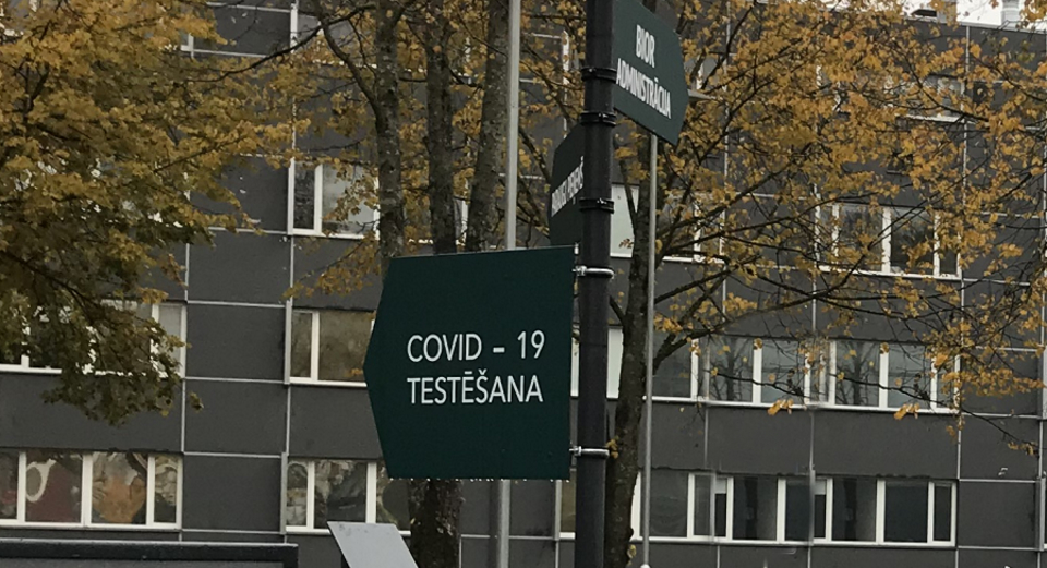 Norāde uz Covid-19 testēšanas punktu Rīgā, Lejupes ielā.