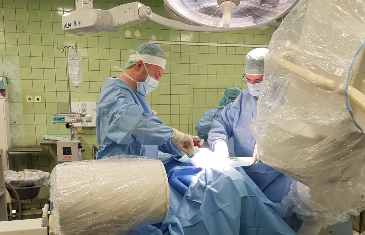 Traumotoloģijas un ortopēdijas slimnīcas ķirurgi veic operāciju.