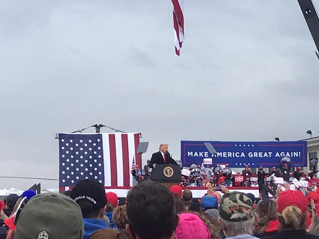 Donalda Trampa prezidenta vēlēšanu kampaņa Martinsbergā, Pensilvānijas štatā. 2020. gada 26. oktobri...