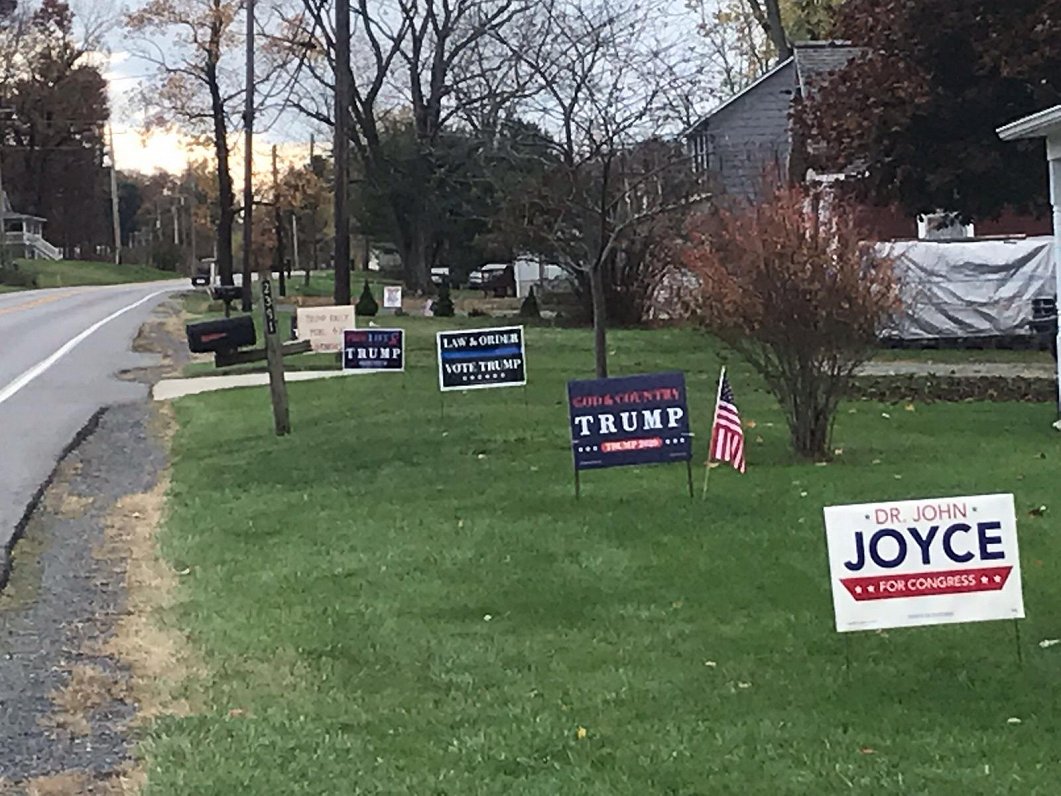 Donalda Trampa prezidenta vēlēšanu kampaņa Martinsbergā, Pensilvānijas štatā. 2020. gada 26. oktobri...