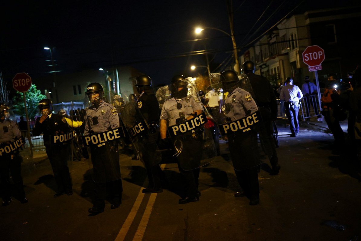 Policisti ASV pilsētas Filadelfijas ielās, 28.10.2020.