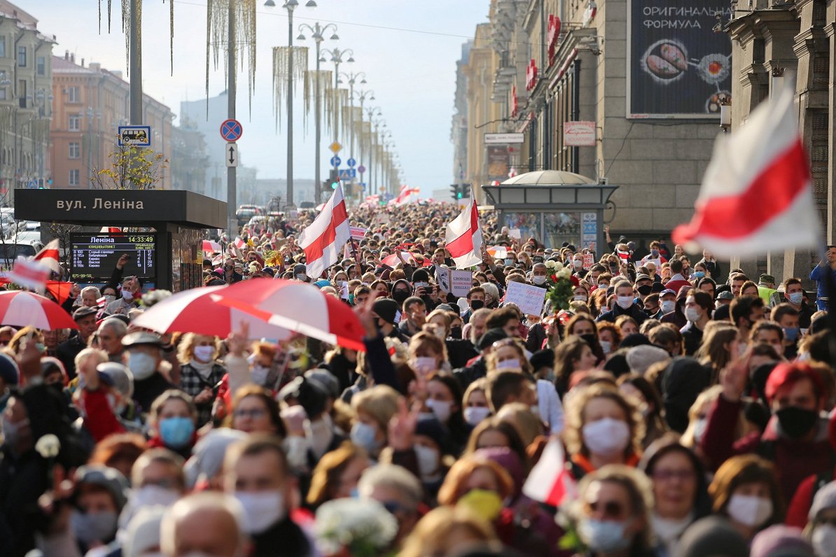 Baltkrievu opozīcijas atbalstītāji Minskā. 2020. gada 26. oktobris.