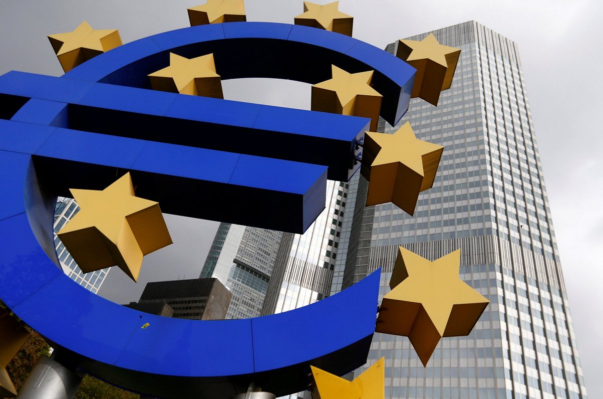 Знак евро возле здания ЕЦБ во Франкфурте