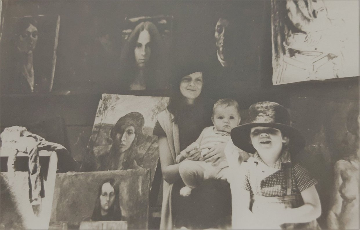Laima Eglīte ar bērniem. 1970. gadu vidus.