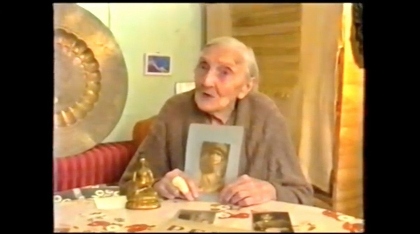2.	Olga Neimane-Kateņeva. Kadrs no video intervijas ar mākslinieci 1990. gadā.