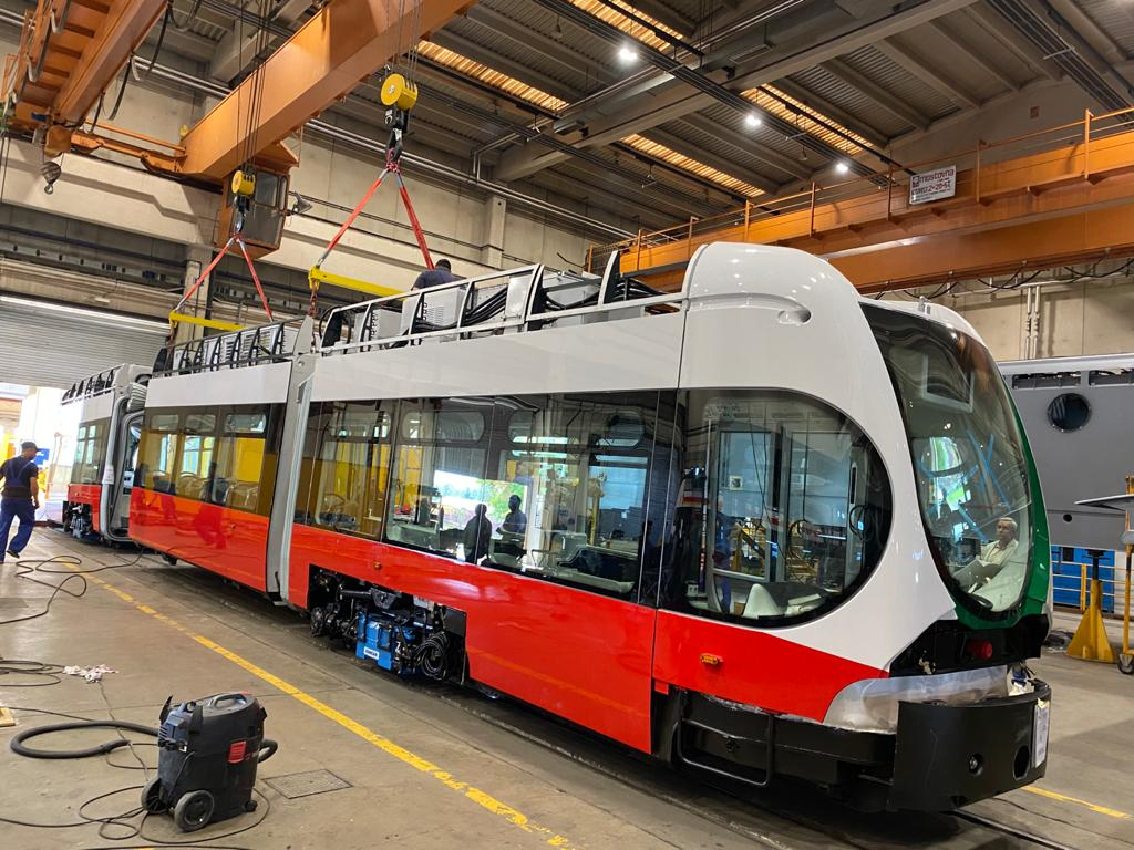 Jaunais Liepājas tramvajs tiek sagatavots sūtīšanai no Zagrebas rūpnīcas