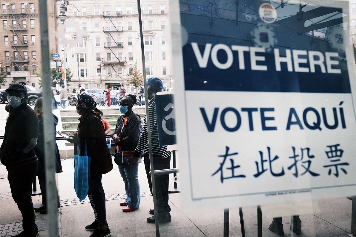 ASV vēlētāji gaida rindā, lai iepriekšējā balsošanā izdarītu izvēli ASV prezidenta vēlēšanās, Ņujork...