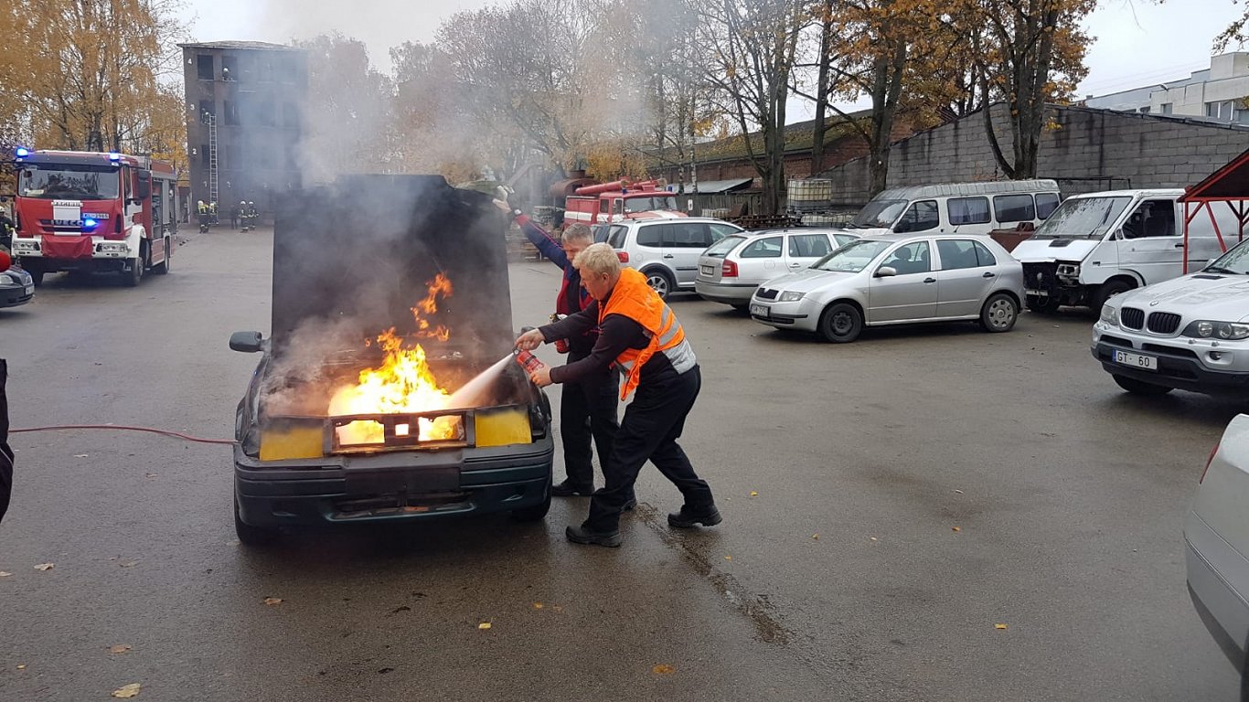 Пожарные показывают, как вести себя при возгорании автомобиля.