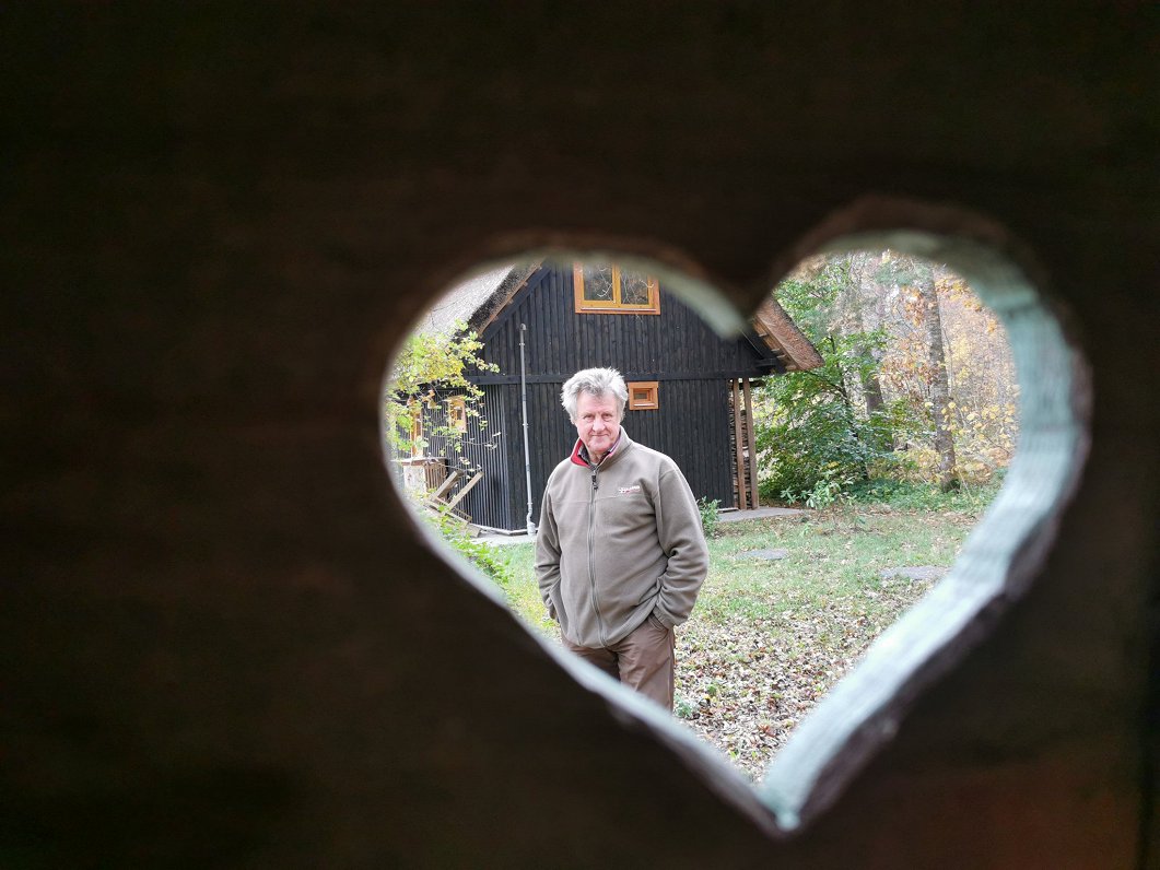 Andris Maisiņš brīvdienu mājās „Laimes stari” Klampju ciemā, 2020.gada oktobris.