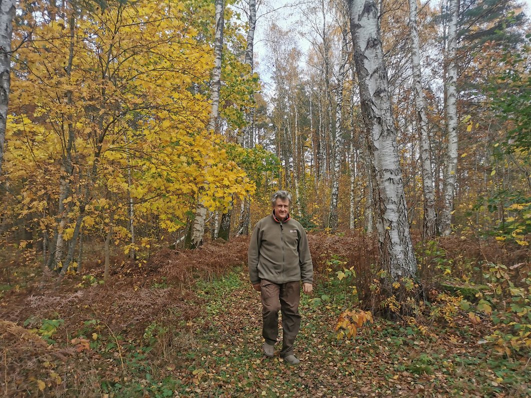 Andris Maisiņš brīvdienu mājās „Laimes stari” Klampju ciemā, 2020.gada oktobris.