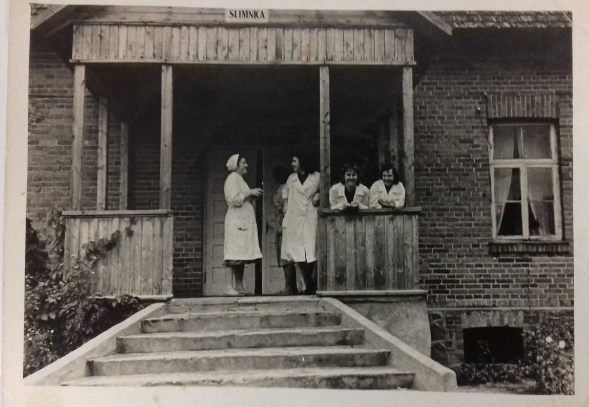 Medicīnas darbinieki Barkavas muižā, 1950. gadi.