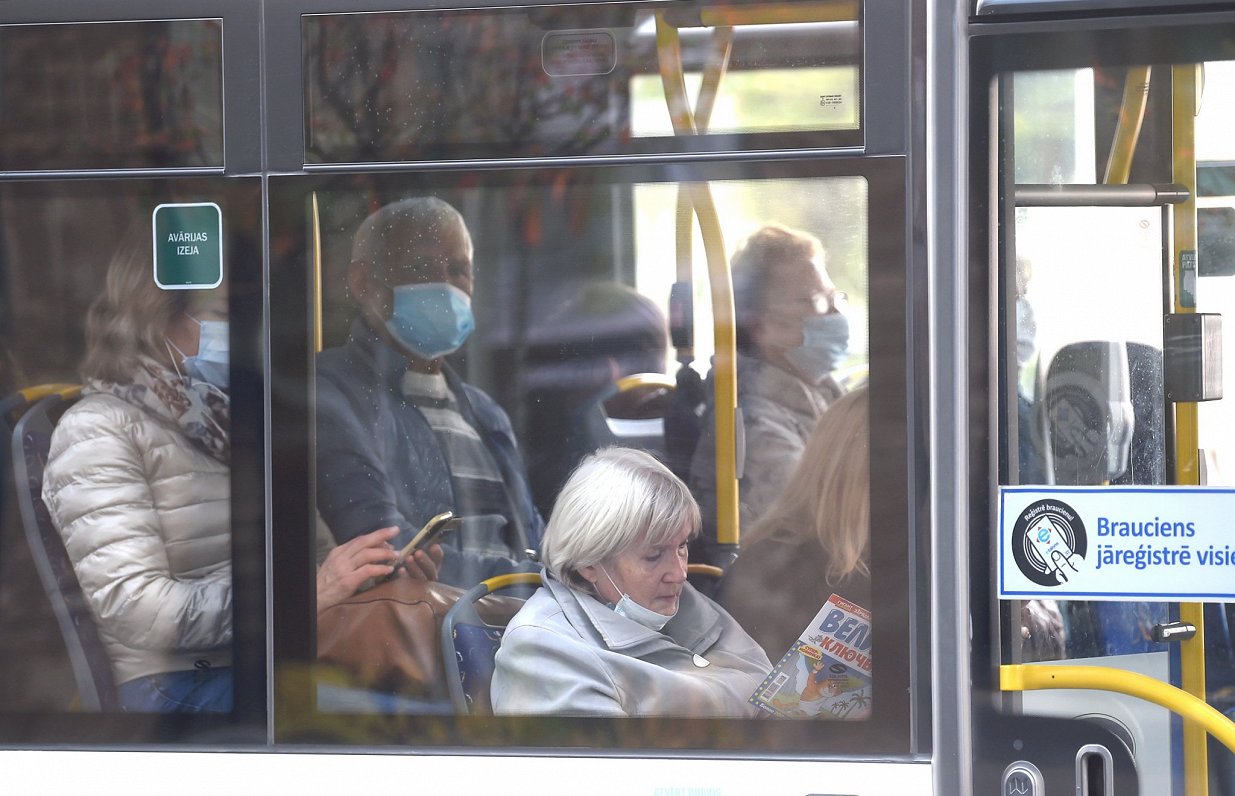 Люди в масках в общественном транспорте. Октябрь 2020 года