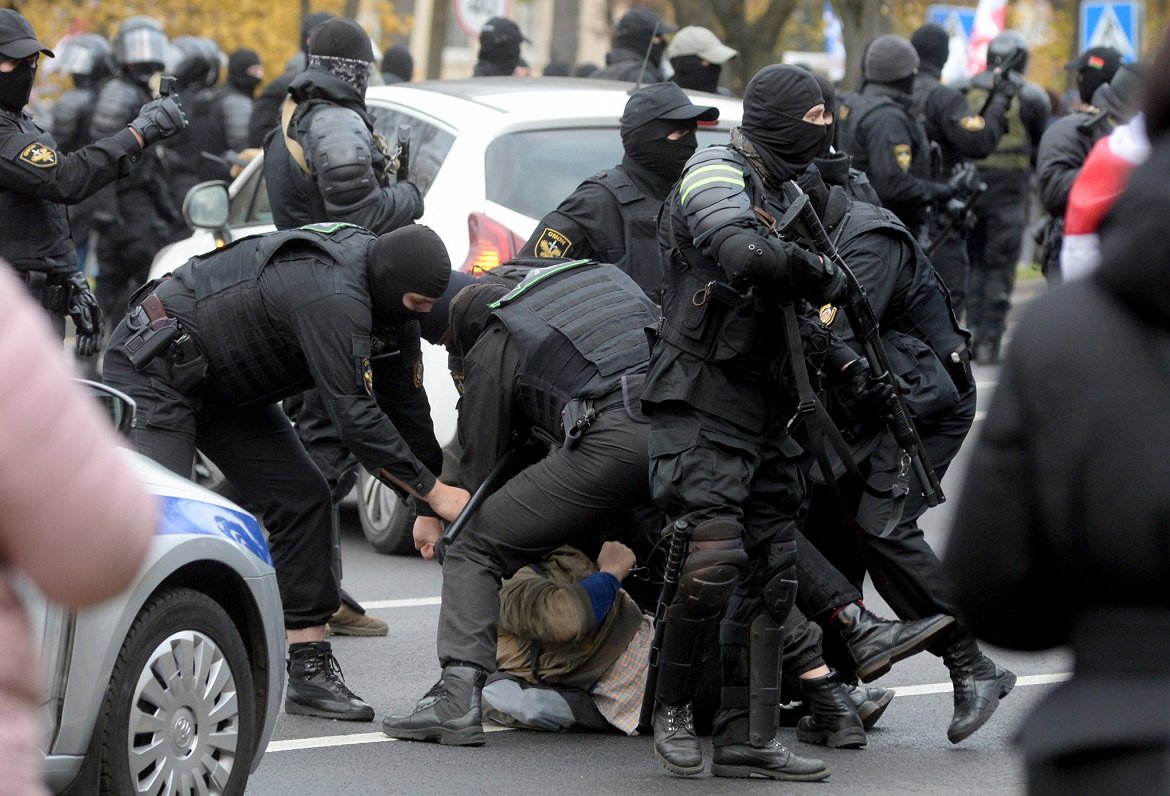 Protestētāji un policija Minskā, 01.11.2020.