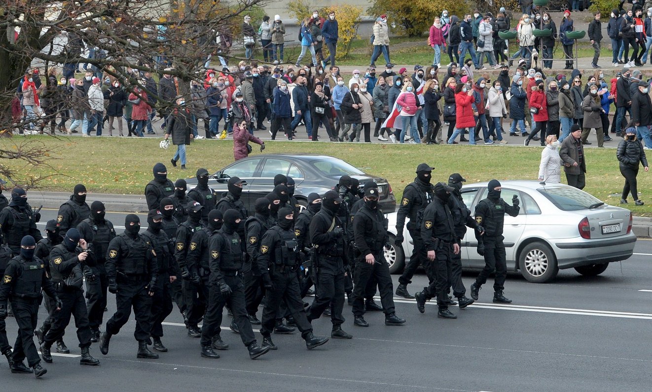 Protestētāji un policijas Minskā, 01.11.2020.
