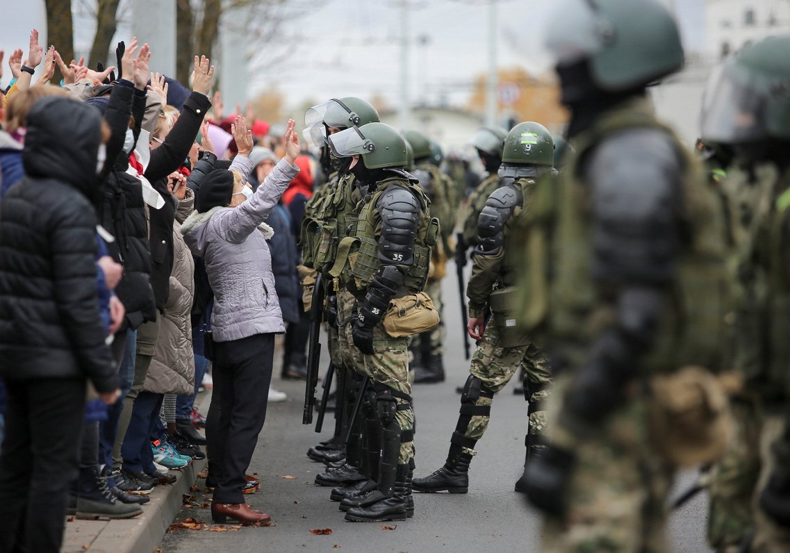 Thousands of people take to the streets of Minsk;  protesters detained and airborne warning shots / Article / LSM.lv