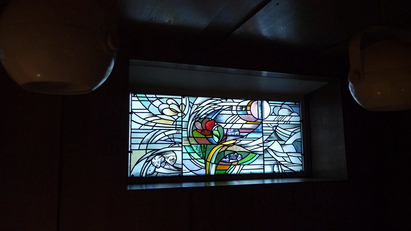 Daļa no Noras Cēsnieces vitrāžu triptiha Smiltenes poliklīnikas bijušajās kafejnīcas telpās