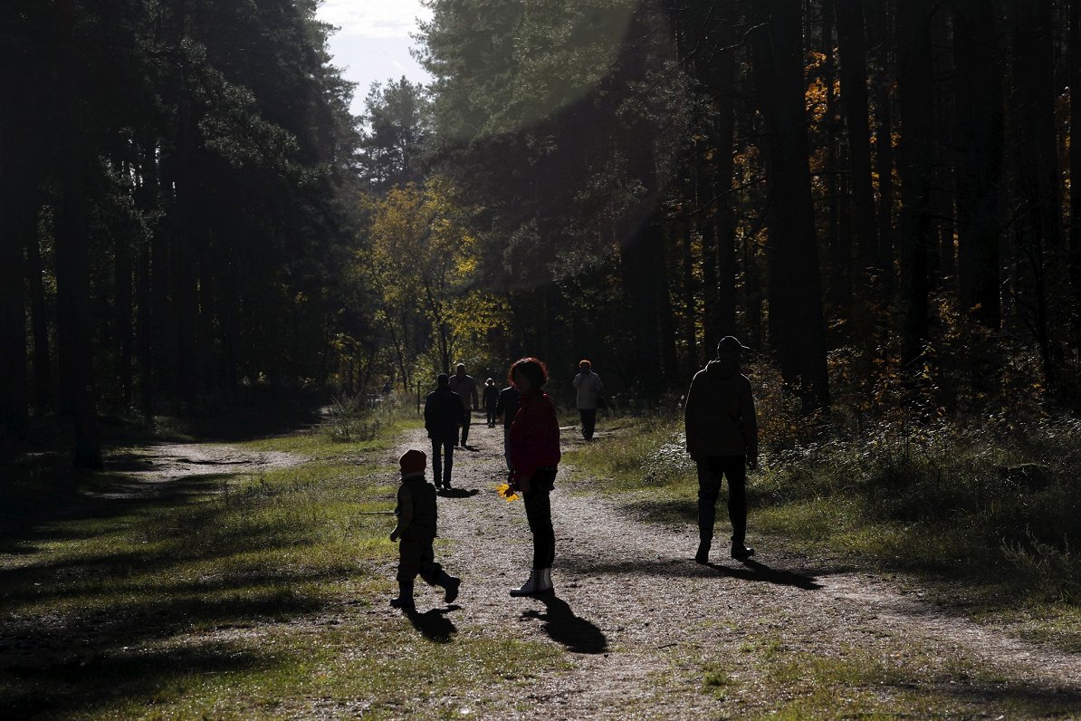 Cilvēki dodas pastaigā mežā Covid-19 epidēmijas laikā