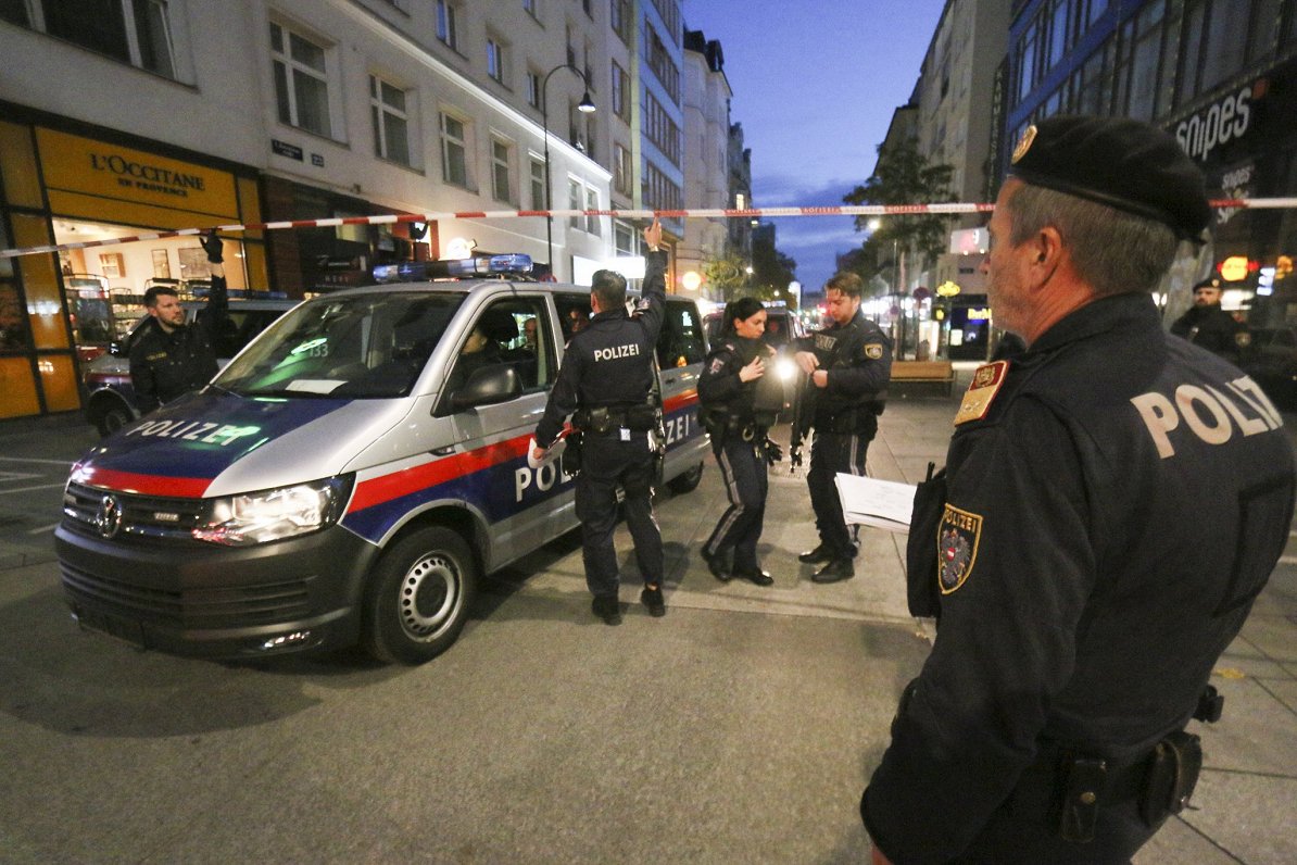 Policija apšaudes vietā Vīnē (03.11.2020)