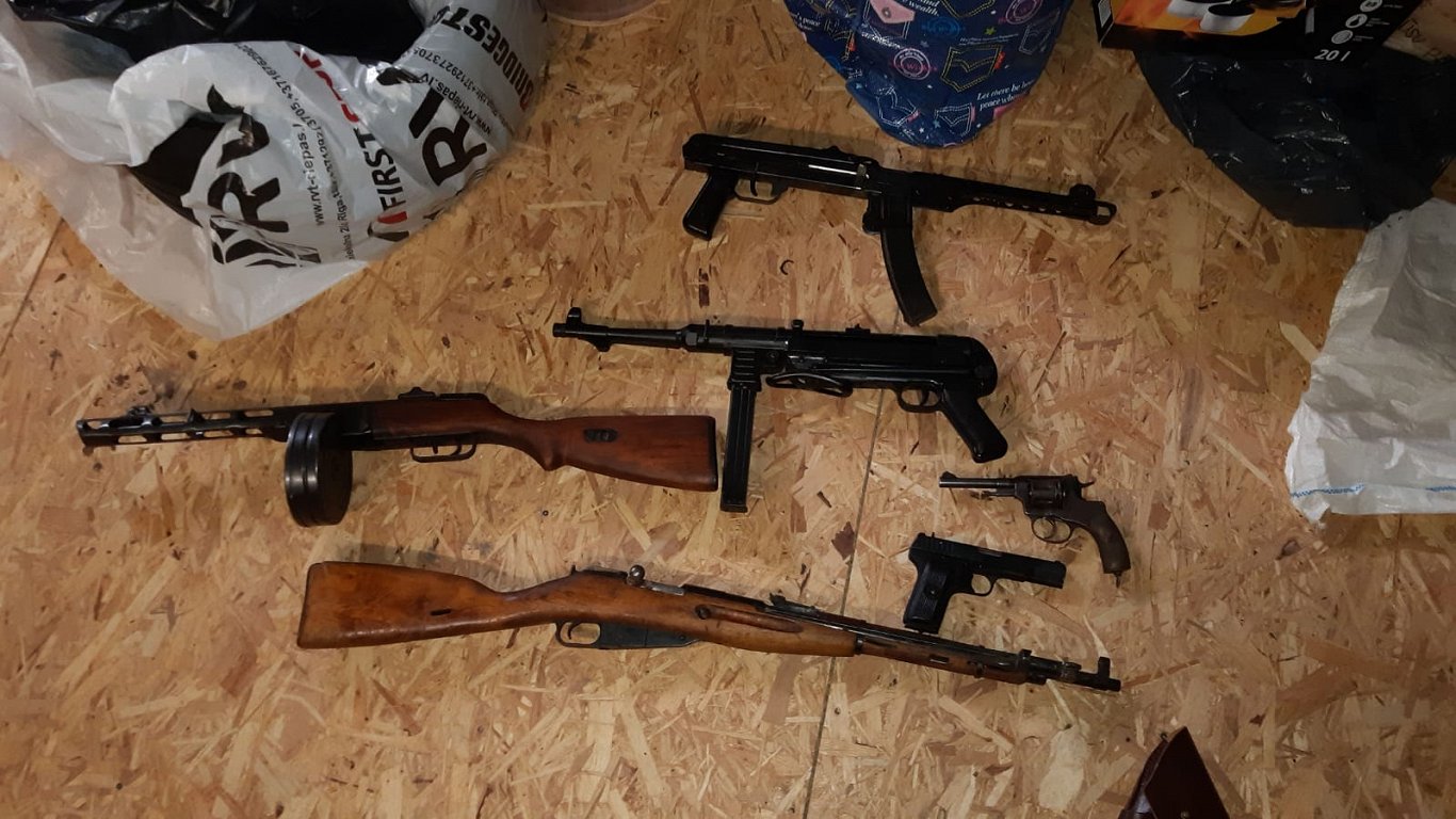 Noziedzīgajam grupējumam konfiscētie ieroči