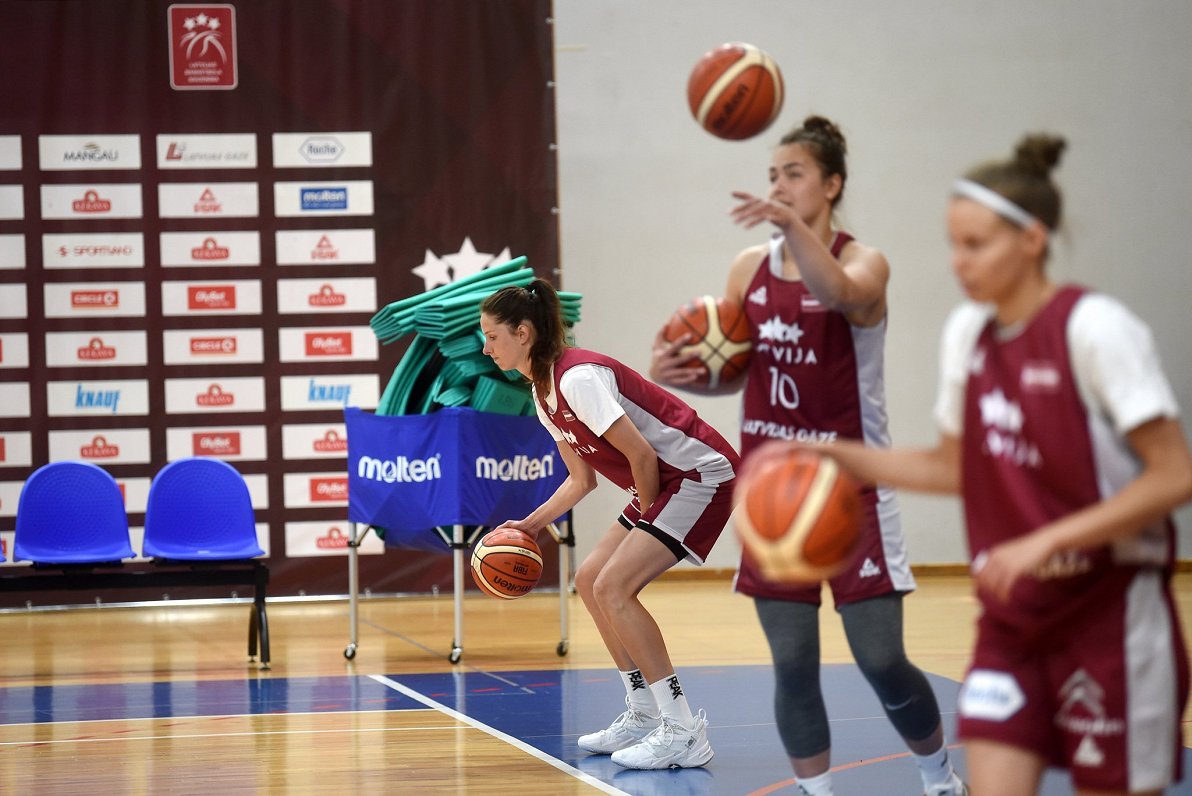 Latvijas basketbolistes izlases treniņnometnē