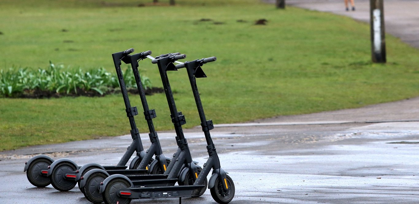 Elektriskie skrejriteņi Uzvaras parkā. 2020. gada pavasaris.
