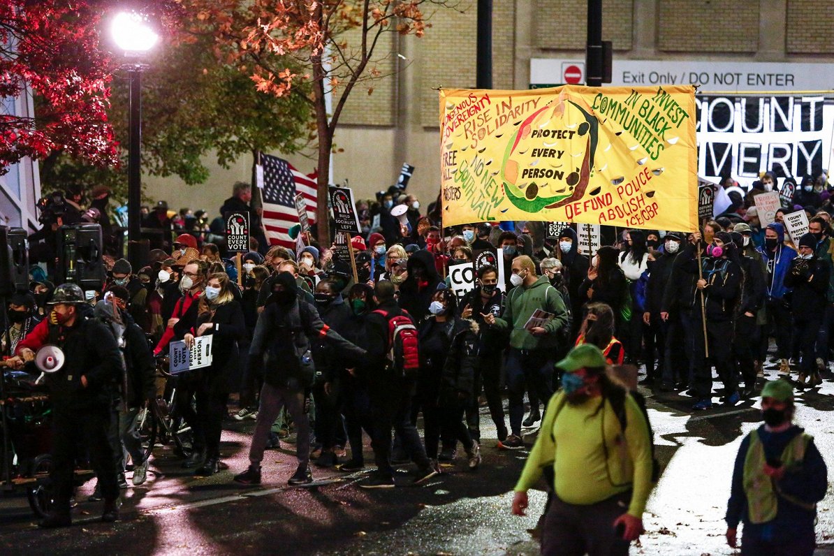 Protestētāji ASV pilsētā Sietlā. 2020. gada 4. novembris.