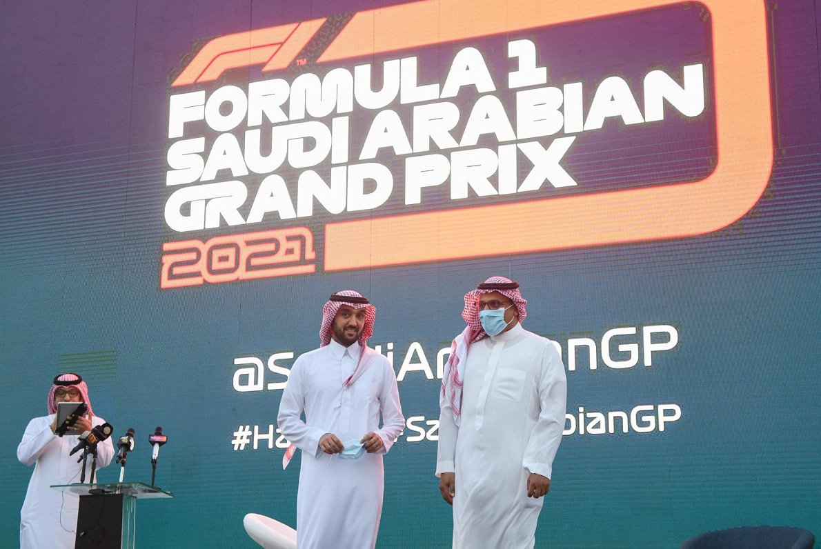 Saūda Arābijas sporta ministrs princis Abdulazizs bin Turki al Faisals (centrā) F-1 posma prezentāci...