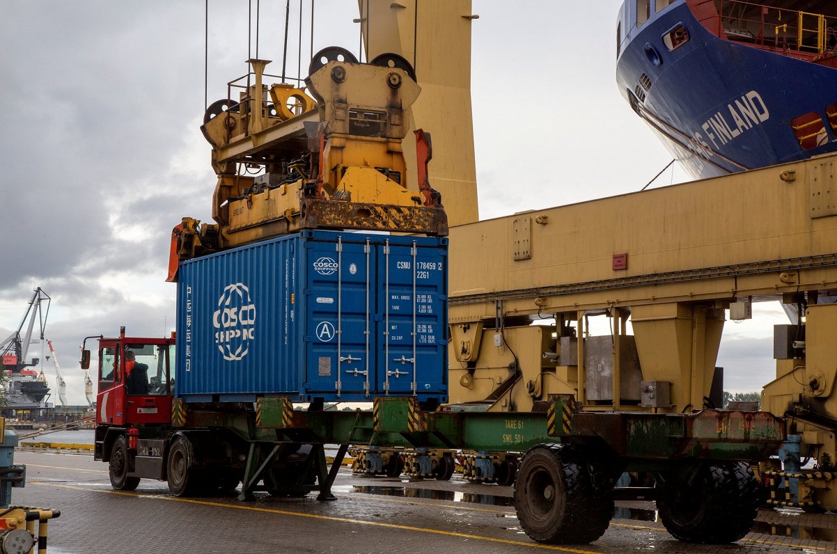 Перегрузка контейнера в Рижском порту. Иллюстративное фото