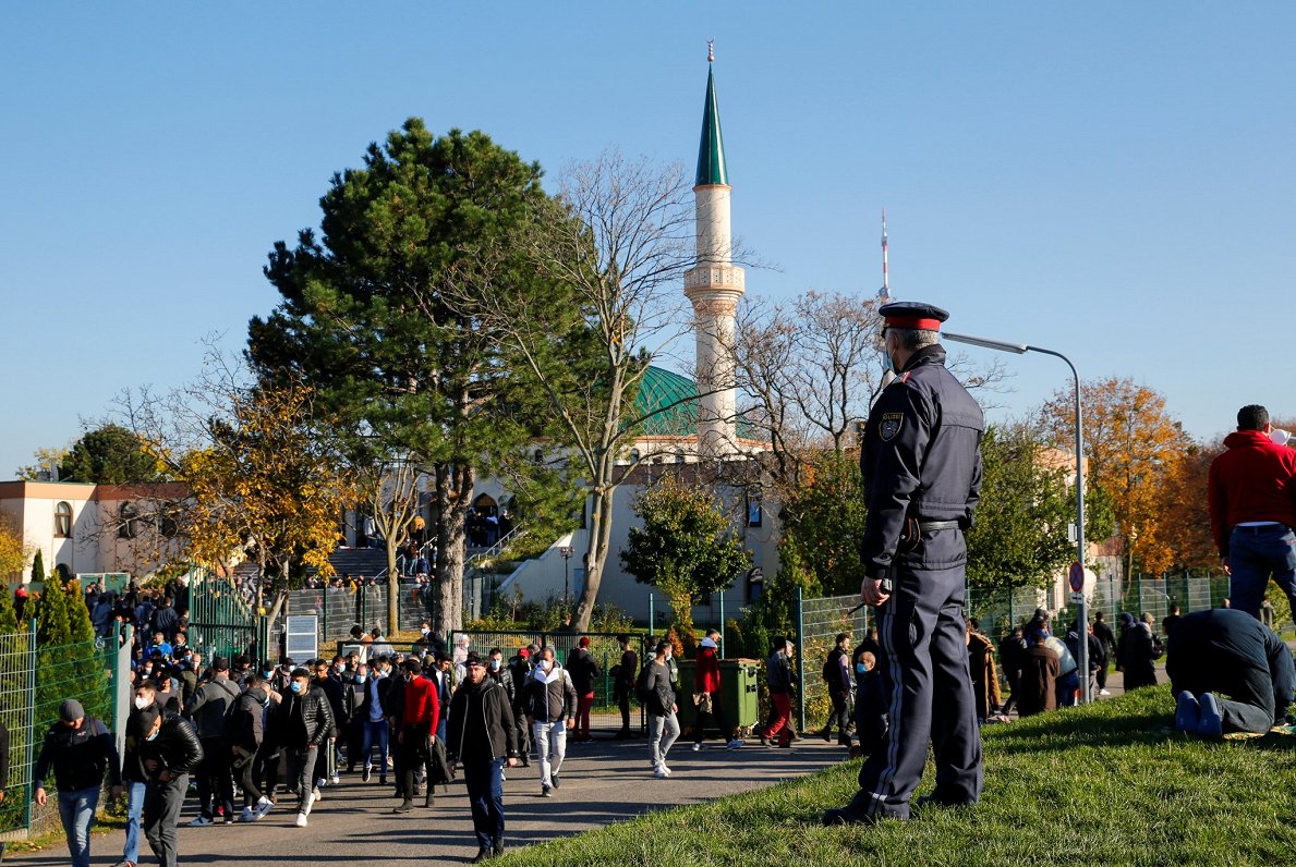 Austriešu policists pie Vīnes musulmaņu mošejas. 2020. gada 6. novembris.