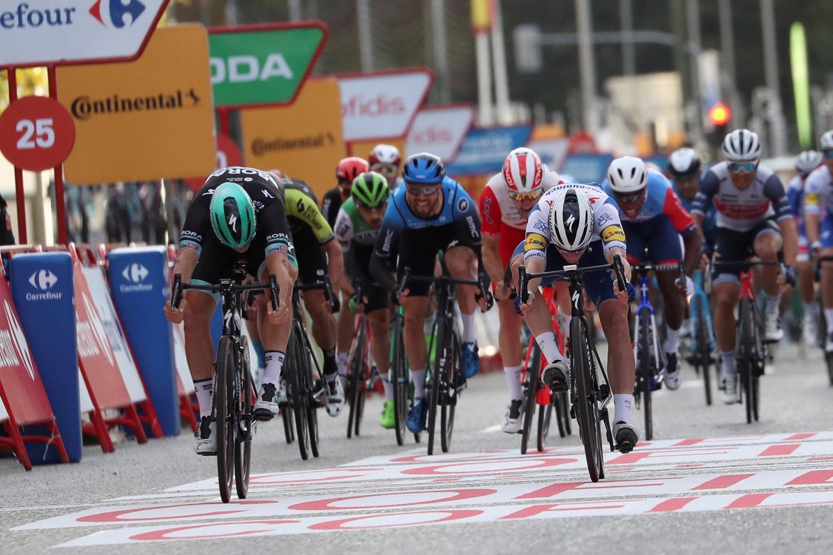 Līderu cīņa par uzvaru &quot;Vuelta a Espana&quot; pēdējā posma finiša taisnē
