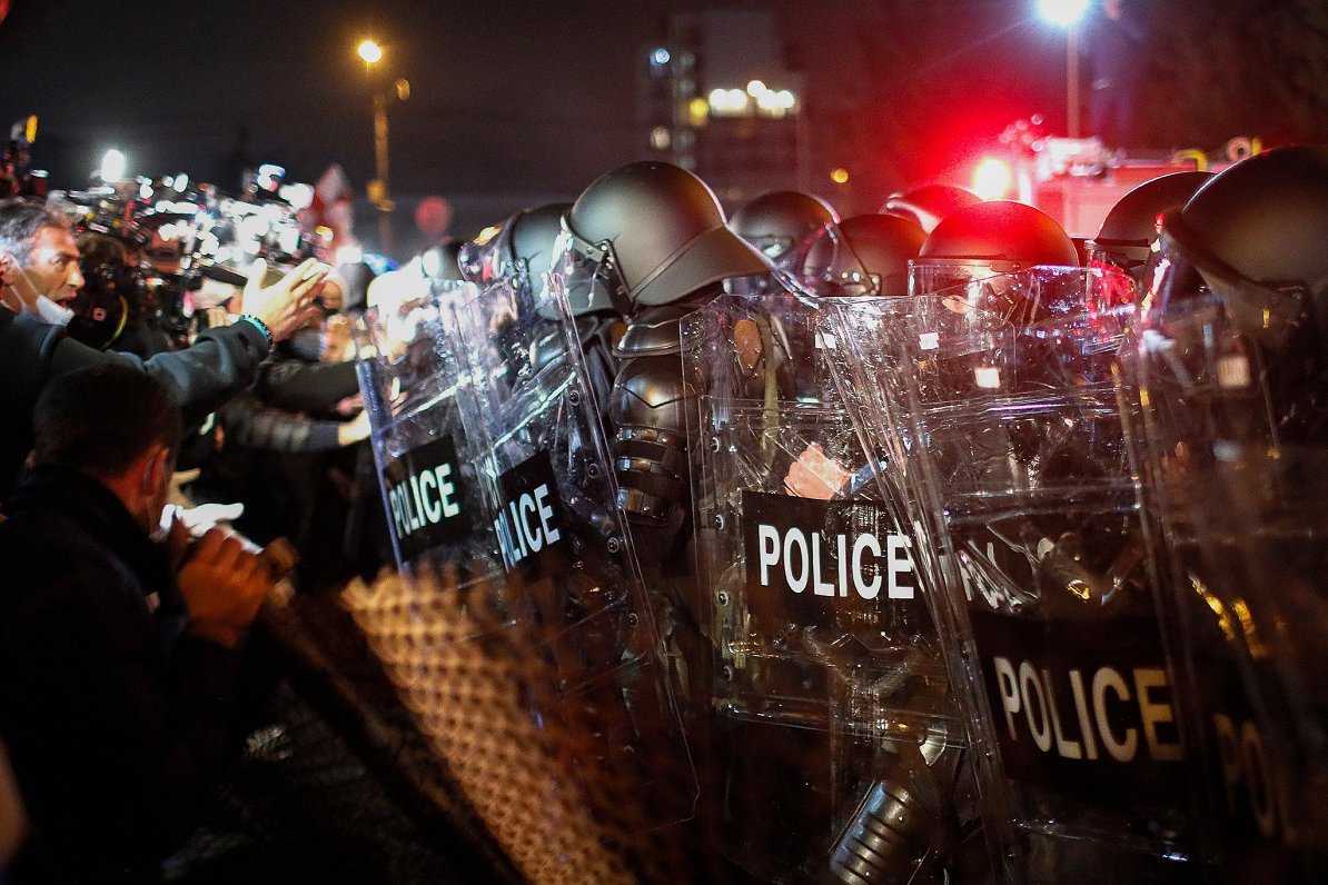 Sadursmes starp protestētājiem un policistiem Tbilisi. 2020. gada 8. novembris.