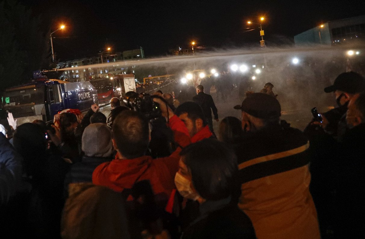 Sadursmes starp protestētājiem un policistiem Tbilisi. 2020. gada 8. novembris.