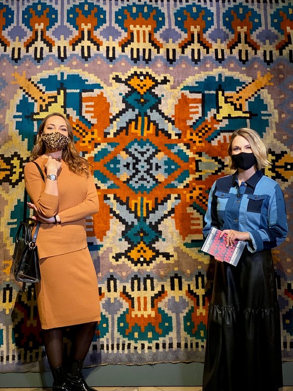 No kreisās: Kristīne Komarovska un Marta Grigale
