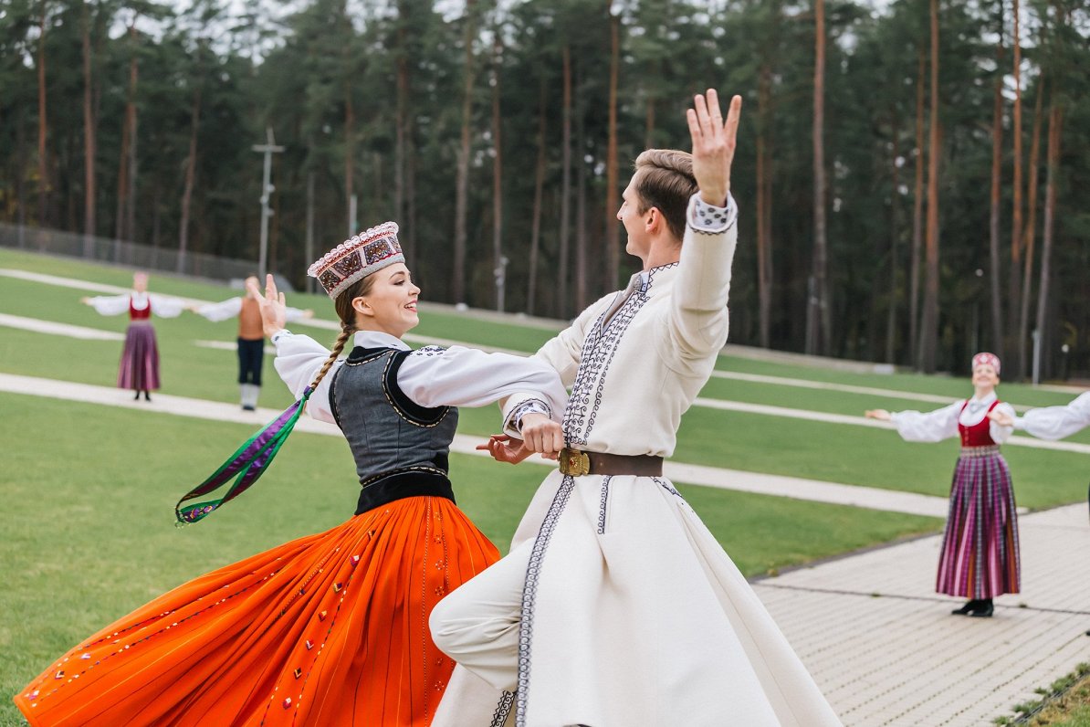 Tautas deju koncertuzvedums «Ausa saule pār Latviju»