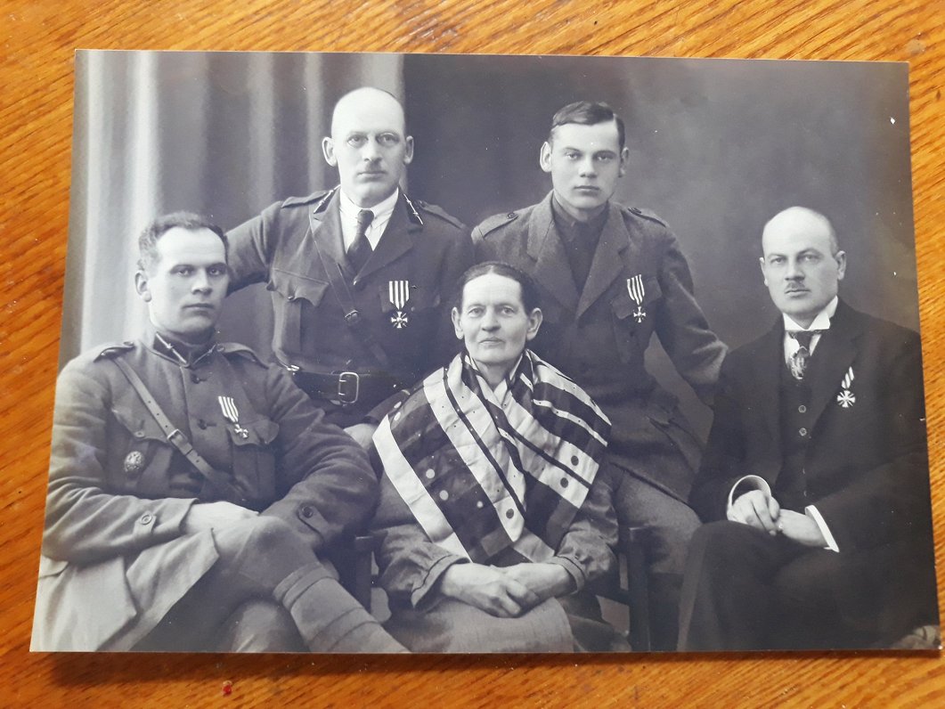 Кавалеры ордена Лачплесиса — братья  Эдуард, Роберт, Леопольд и Янис Блаусы с матерью