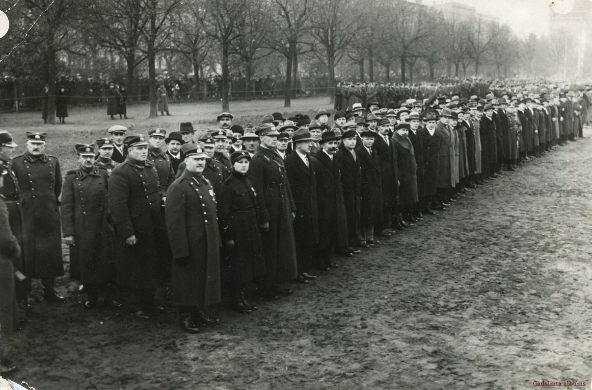 Lāčplēša Kara ordeņa kavalieru ierinda Lāčplēša dienas armijas parādē Rīgā, Esplanādē. 1930. gada 11...